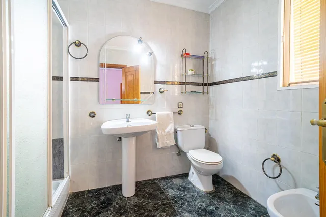 Chalet independiente con piscina privada, amplio jardín y 6 dormitorios en Bollullos de la Mitación — 16