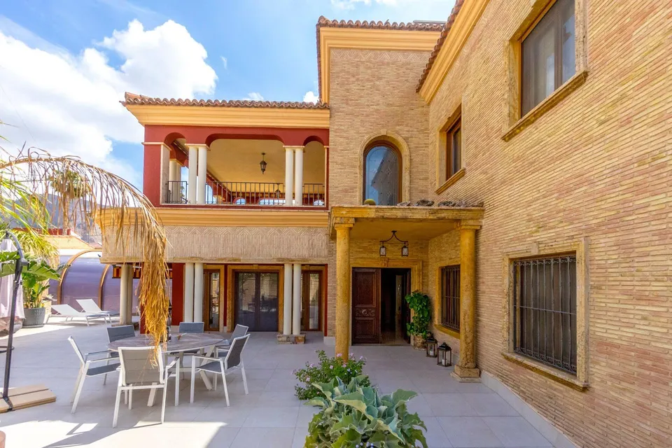 Impresionante villa de 620 metros con piscina, sotano, bodega y GYM!!!