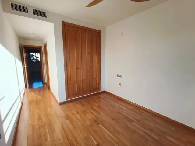 Piso de 121 m2 con dos grandes terrazas, piscina, garaje y trastero en avenida de la ilustración — 11