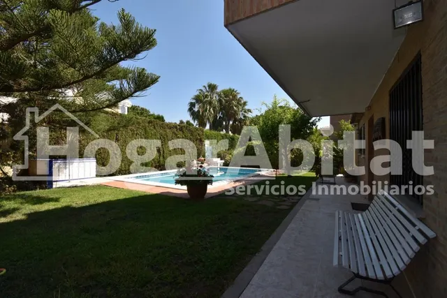 VILLA de 2 alturas con JARDÍN y PISCINA — 6