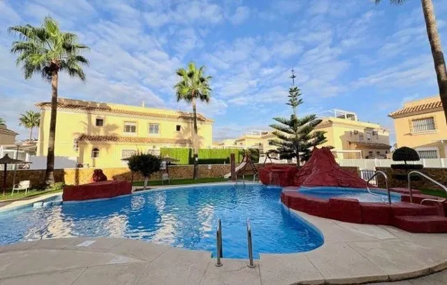 BUNGALOW EN PLANTA BAJA CON 60M2 DE JARDÍN PRIVADO Y PISCINA - foto 2