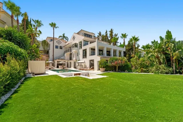 MAGNIFICENT MANSION WITH PANORAMIC SEA AND MOUNTAIN VIEWS IN - foto 3