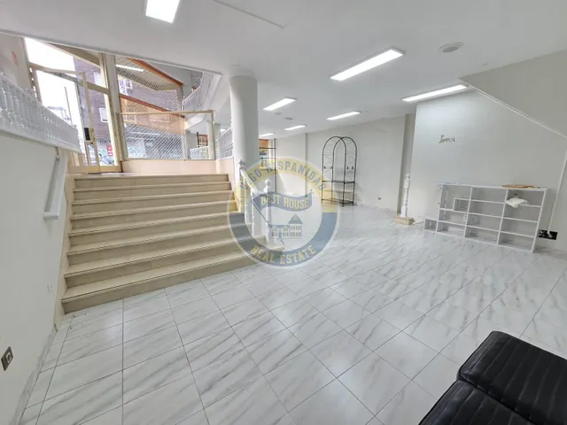Bajo comercial de gran visibilidad — 4