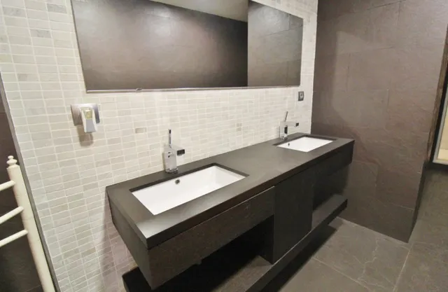 Maravillosa vivienda junto al Corte Inglés. Ahora en oferta. Llámanos. — 11