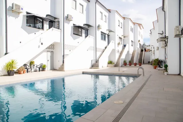 Chalet adosado con piscina — 2