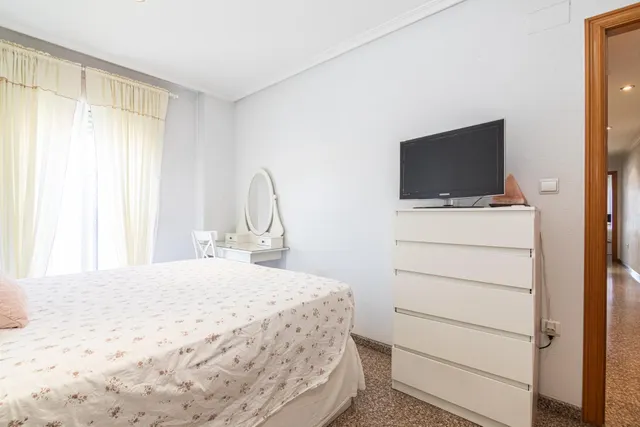 Luminoso piso exterior a esquina de 90 m2 con balcón, garaje y vistas despejadas en avenida de Alicante (vpo) — 27