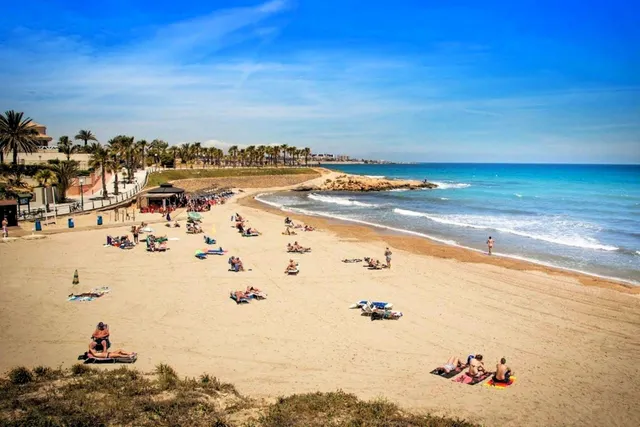 Casa adosada reformada y espaciosa de tres plantas (86 m2) con 3 dormitorios, 2 baños y 1 aseo. Terraza frente, piscina comunitaria, cerca del La Zenia Boulevard y a tan solo 650 m de Playa Flamenca — 47