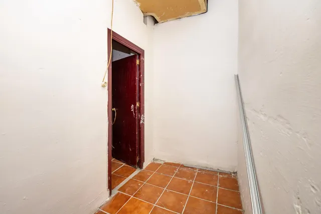Local comercial junto a calle Alhamar. Ideal para oficina, despacho o almacén. Muy económico — 6