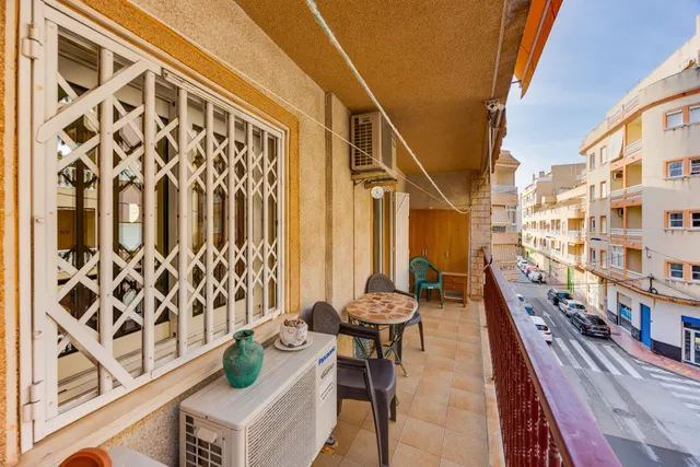 Amplio apartamento de 4 dormitorios en el corazón de Torrevieja — 8