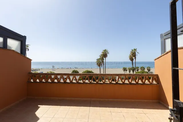 Adosado en primera línea de playa con vistas frontales al mar — 8