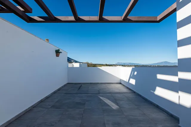Gran adosado de reciente construcción — 24