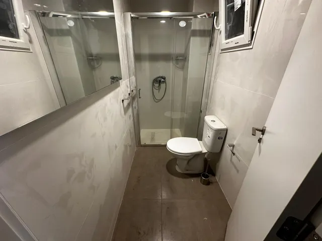 Local comercial con oficinas y zona de trabajo — 20