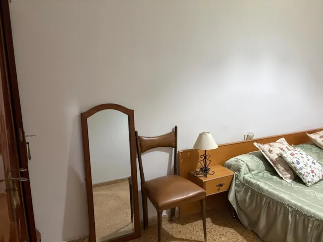 Se vende apartamento en Valencia de Don Juan, amueblado, cocina americana, terraza, 2 amplias habitaciones, baño, 3º sin ascensor. — 7