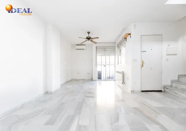 Vive en el corazón de Armilla: 4 dormitorios, patio, terraza y garaje — 4