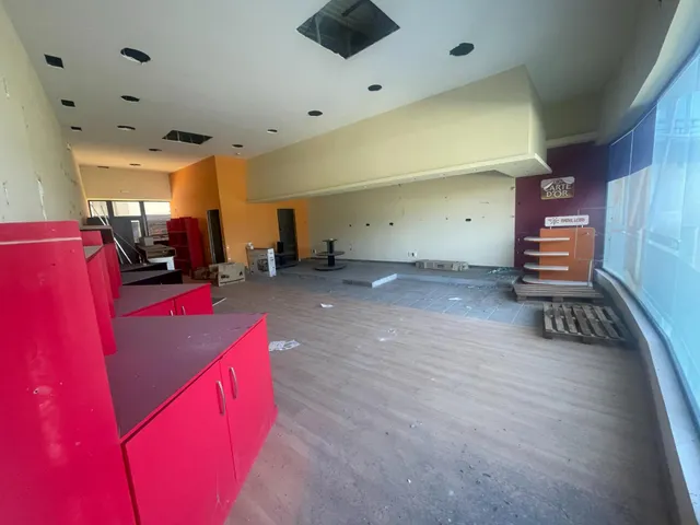 SE ALQUILA ESPACIOSO LOCAL EN UNO DE LOS CENTROS DE NEGOCIOS CON MAYOR PROYECCIÓN DE LA COMARCA — 6