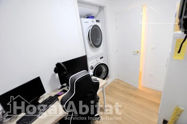 Impecable y reformado en residencial con terraza, piscina y dos plazas de garaje, cerca del centro — 16