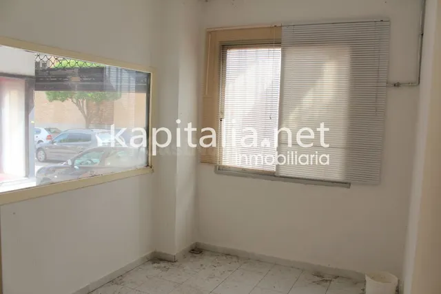 Se alquila  local comercial — 4