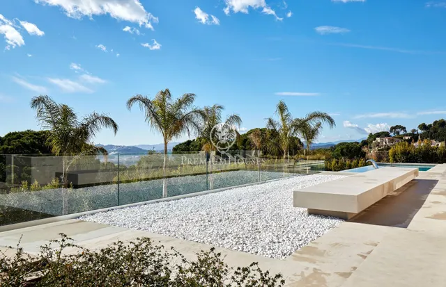 El carácter de la piedra natural con vistas de vértigo en alquiler en Lloret de Mar — 7