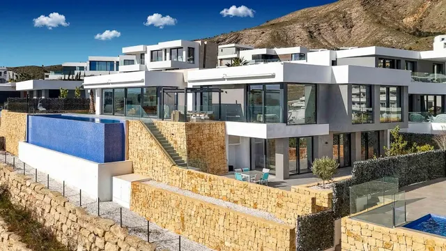 Exclusiva villa contemporánea con piscina infinity y vistas  - foto 2