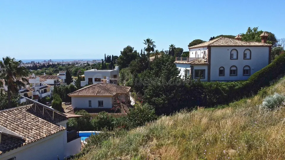 Terreno en Mijas con vistas al mar y construcción exclusiva