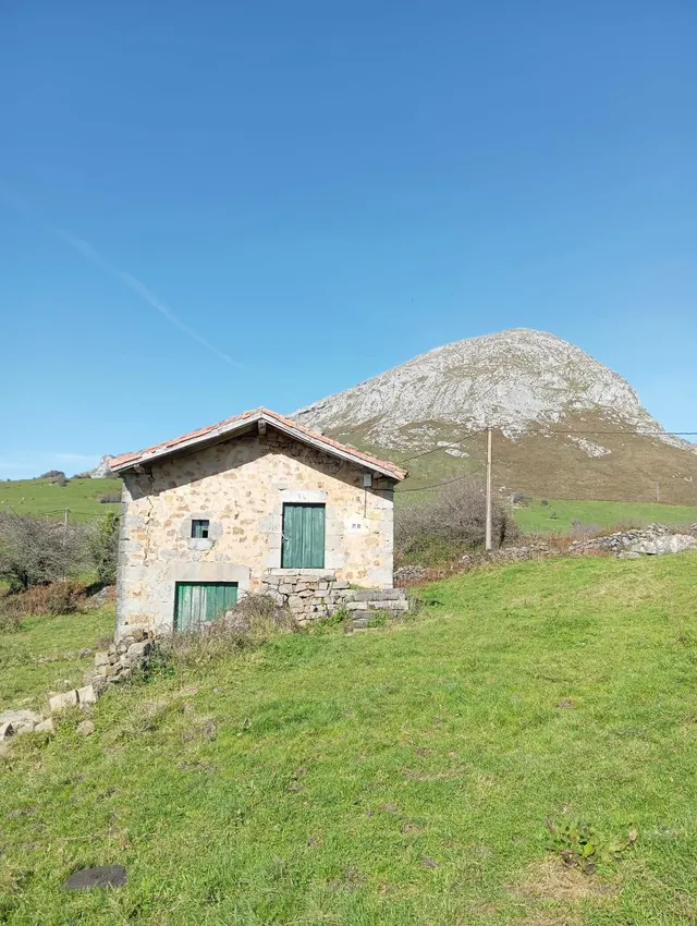 FINCA RUSTICA Y CABAÑA DE PIEDRA EN SAN MARTIN SOBA (CANTABR