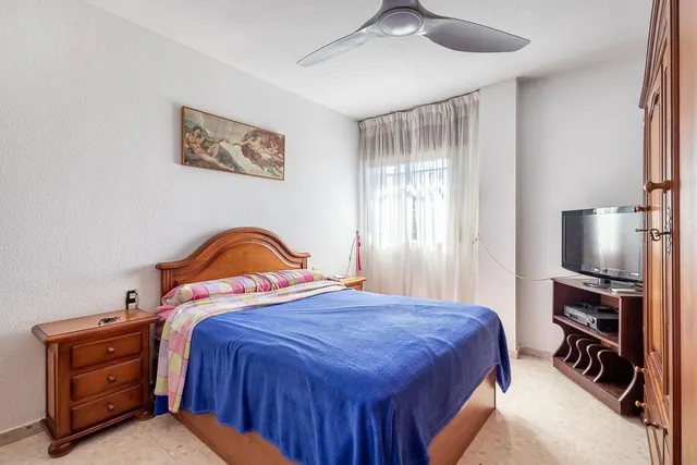 Traumatología (zona). Piso 4 dormitorios, 2 baños. Calefacción central. Plaza de aparcamiento y trastero. — 8