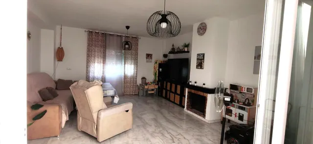 Casa de esquina con patio y chimenea en Villaverde del Río - foto 3