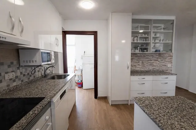 Piso reformado, amplio y luminoso cerca del mar — 8