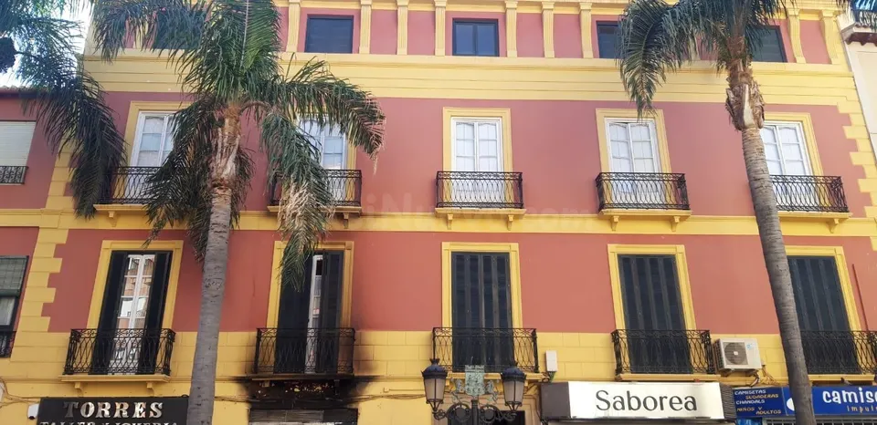 Edificio con varios pisos en el centro de almuñecar (ideal inversores)