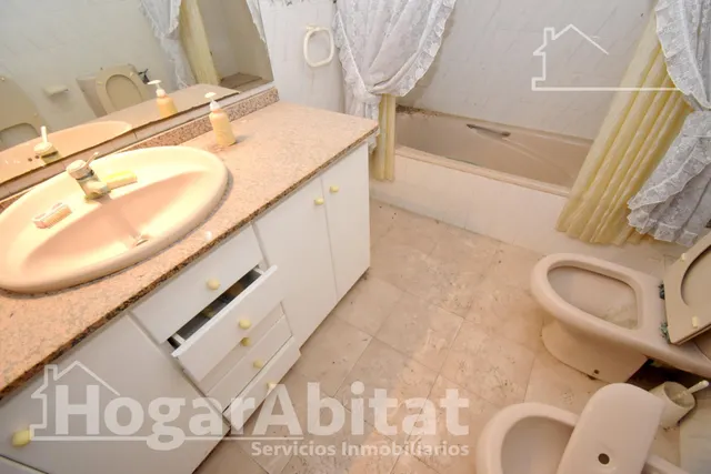 ESPACIOSA CASA CON LOCAL COMERCIAL, DOS TERRAZAS Y BALCÓN — 41