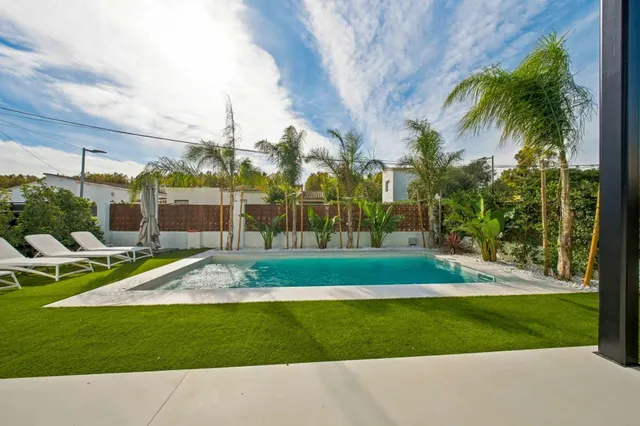 Exclusiva villa de diseño moderno con piscina privada, jardín, garaje y domótica avanzada — 10