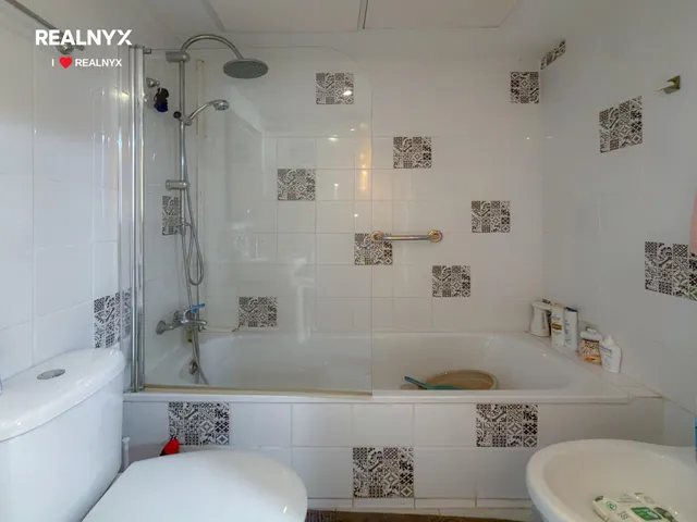 ¡Oferta Especial! Amplio apartamento con 3 dormitorios + gran terraza y vistas a la piscina comunitaria + Garaje incluido en el precio — 22