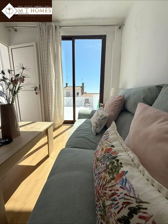 PISO CON TERRAZA Y PATIO JUNTO A TODOS LOS SERVICIOS Y LA PL - foto 4