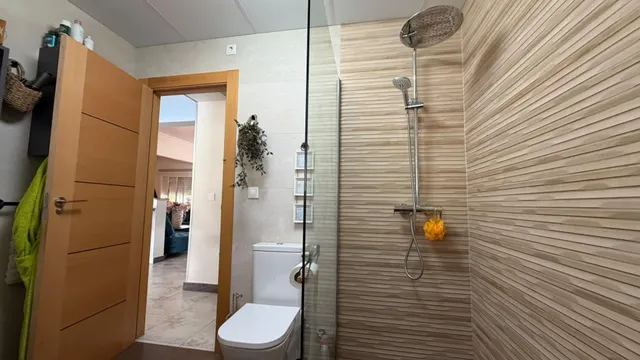 VILLA DE 4 DORMITORIOS Y 3 BAÑOS. PARCELA DE 1.850 M2. CON PISCINA CLIMATIZADA Y CASA DE INVITADOS INDEPENDIENTE EN CATRAL. — 33