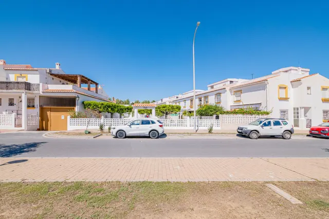 Chalet adosado en Salobreña playa, urb. privada con piscina y jardines. — 9