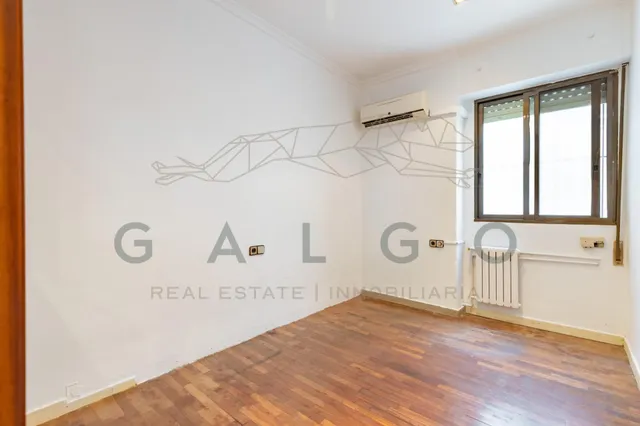 Piso a la venta junto a la plaza del ayuntamiento — 44