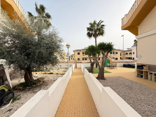 BUNGALOW EN PLANTA BAJA EN ROJALES CON JARDÍN DE 90 M2. 2 DO - foto 3