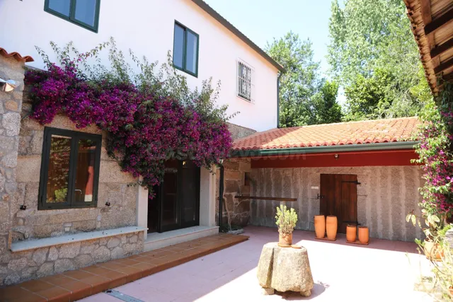 EN VENTA CASA EN PORTAS CON TERRENO , DE 5 DORMITORIOS, 3 BA