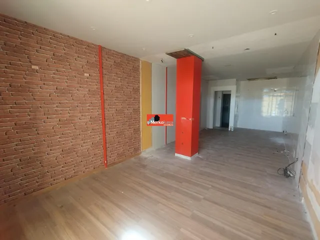 SE ALQUILA LOCAL COMERCIAL EN RONDA MERCEDES