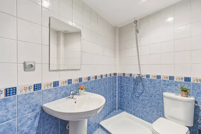 Piso de 2 dormitorios con terraza y garaje en las lagunas de Mijas — 12