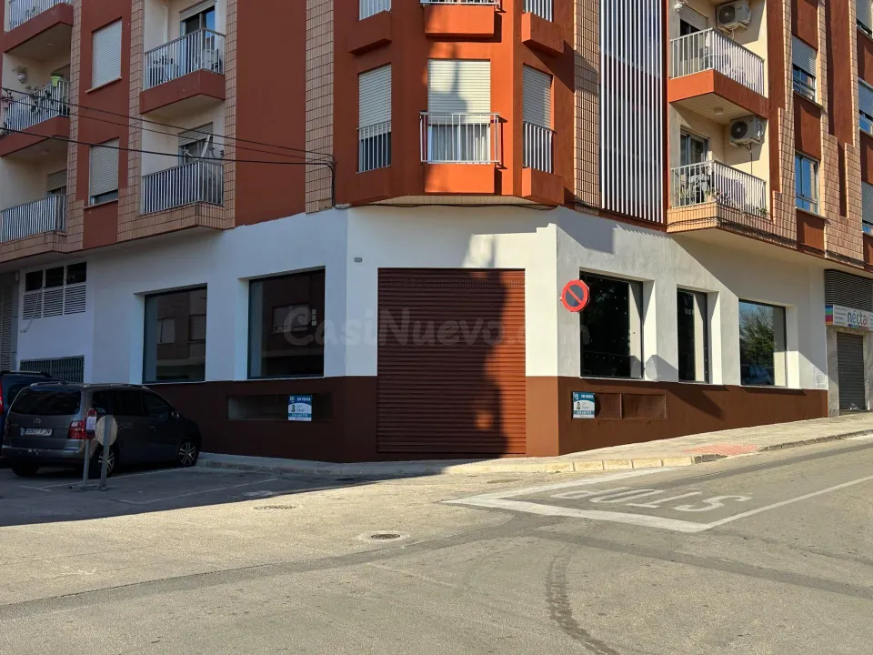 Gran local comercial con vistas al Paseo Cervantes de Pego