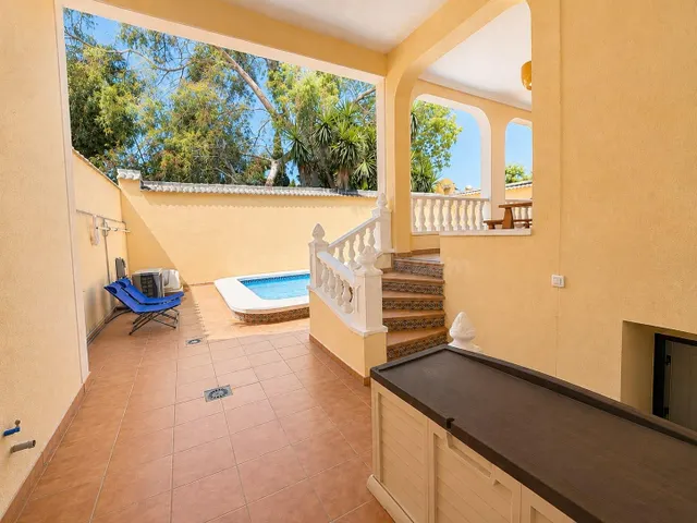 Villa independiente con piscina privada y 6 dormitorios junto a la Laguna Rosa de Torrevieja — 16