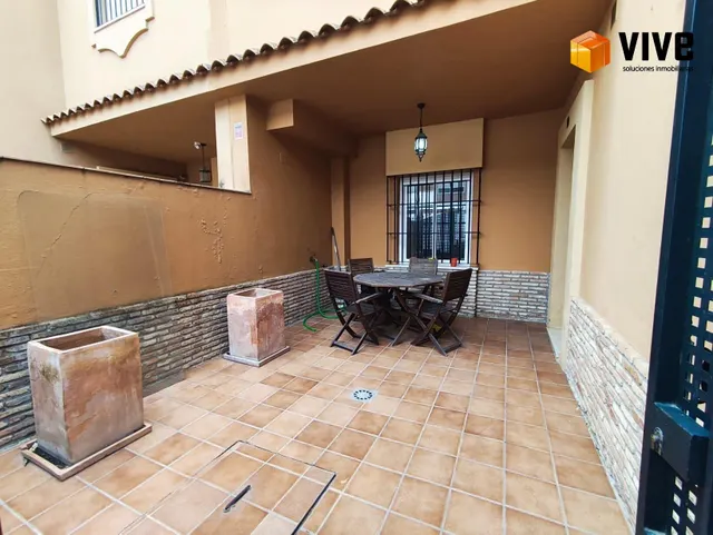 Casa adosada de dos plantas en La Rinconada: espacio, luz y comodidad para tu familia — 3