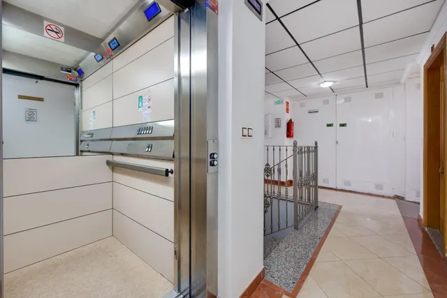 Apartamento de dos dormitorios con piscina comunitaria en el centro de Torrevieja — 31