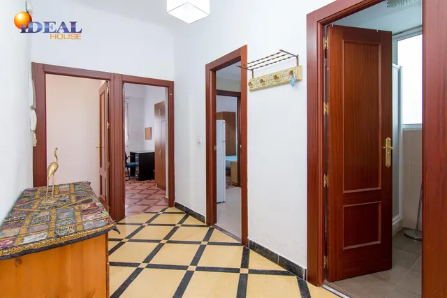 Por debajo de la Plaza Trinidad, a un paso de Facultad de Traductores, Derecho, Escuela de Arte y Oficios. Actualmente 6 estancias(incluido el salón). un cuarto de baño, un aseo, cocina. Techos Alto — 14