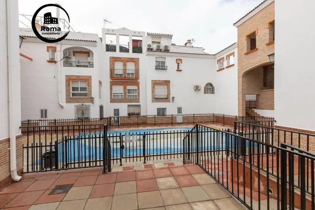 Casa adosada en urbanización con piscina junto al Ferial — 35