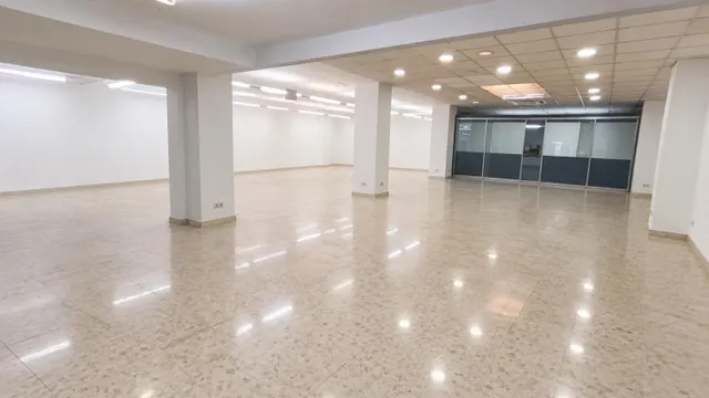 Local comercial de 482 m2 en alquiler junto al mercado de ruzafa – ideal para supermercado — 2