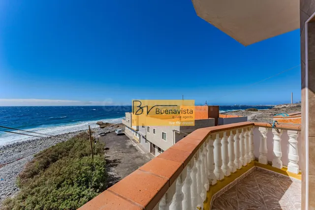 2º Floor Beachfront Apartment: A Unique Opportunity - foto 2