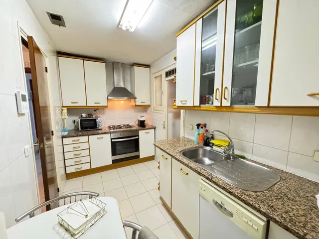 PISO DE 4 habitaciones Y DOS BAÑOS EN LA CALLE CALABRIA CERCA DEL SAGRADO CORAZÓN — 10