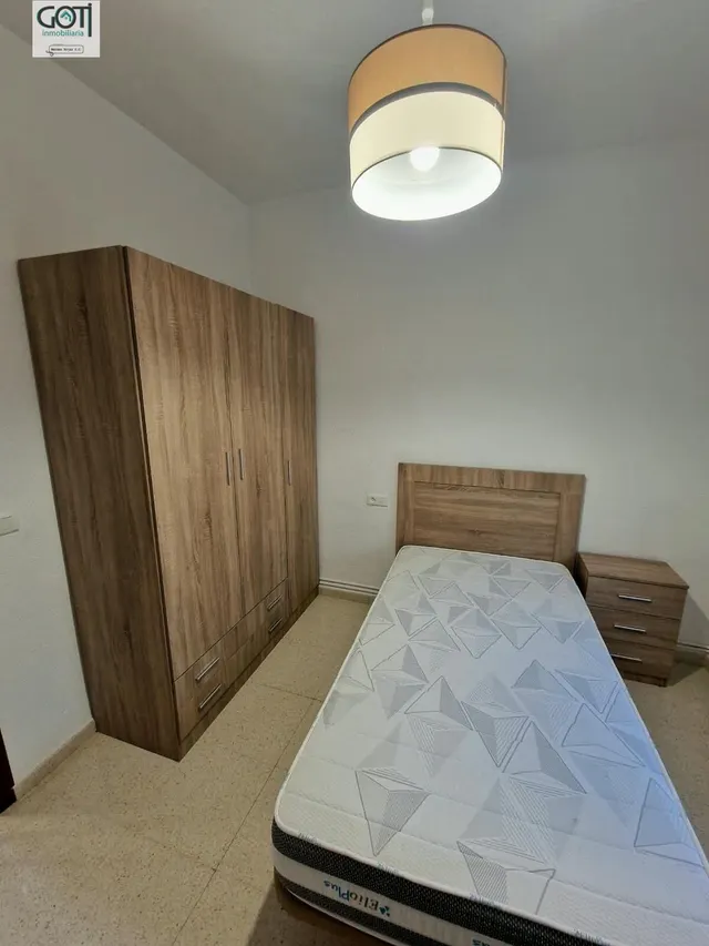 Amplio y Luminoso Piso en el Corazón de Granada por €900 — 12